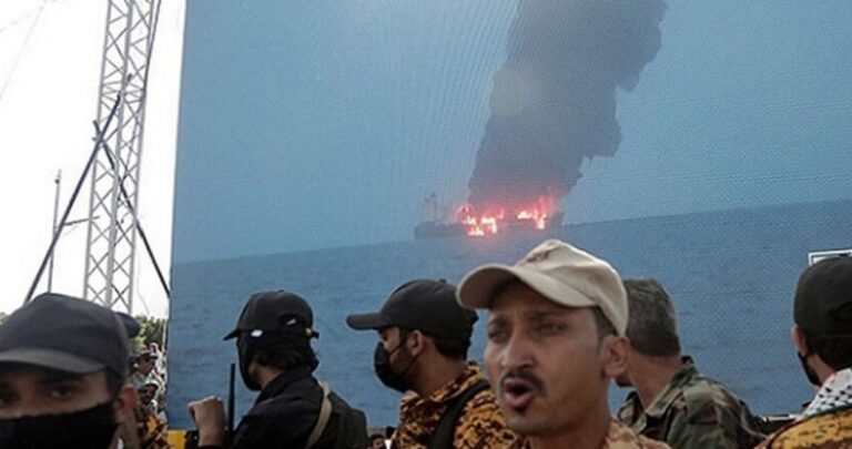 جريحان بهجوم على سفينة شحن في عدن.. وإخلاء طاقمها