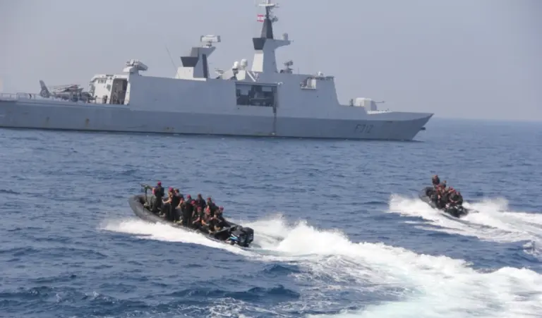 الجيش اللبناني يسيطر على سفينة “Hawk III” بإنزال نوعي (فيديو)