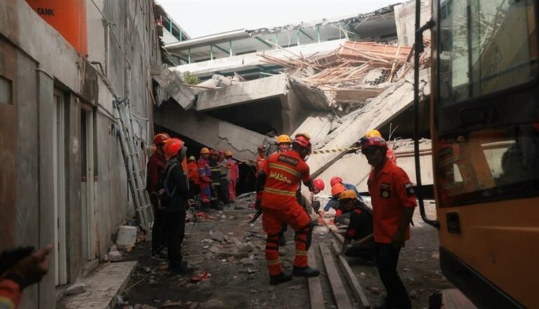 قتيل وإصابات وعشرات العالقين بانهيار مدرسة في إندونيسيا (فيديو)