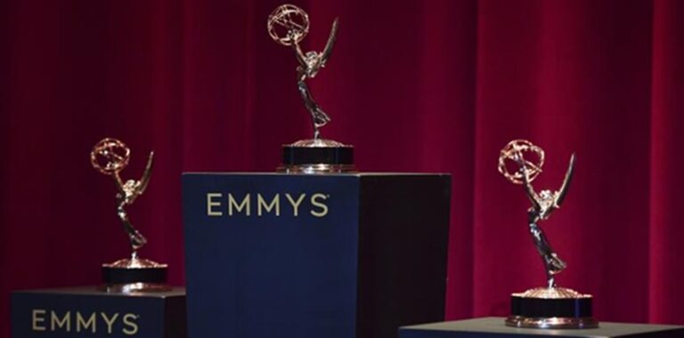 بالصور – أجمل الإطلالات على السجادة الحمراء في حفل جوائز إيمي 2025