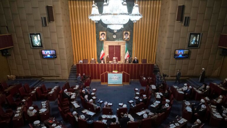 70 نائبًا إيرانيًا يطالبون بمراجعة العقيدة النووية للبلاد