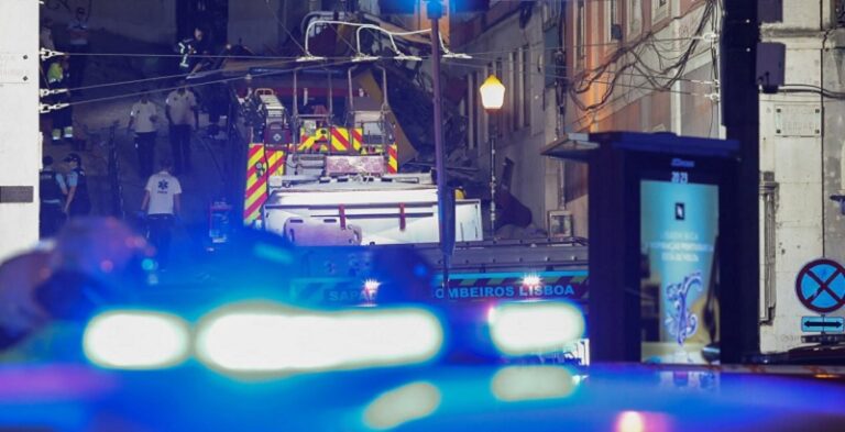 15 قتيلاً بخروج “ترام” عن مساره في البرتغال (صور – فيديو )