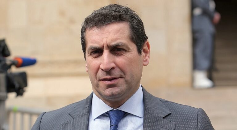 التيار نحو تبني معلوف في وجه الرياشي