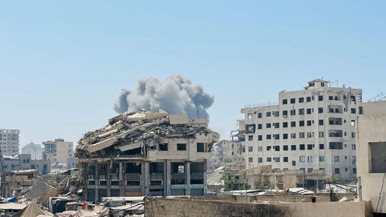 تدمير برج مشتهى بغارات “إسرائيلية” على غزة (فيديو)