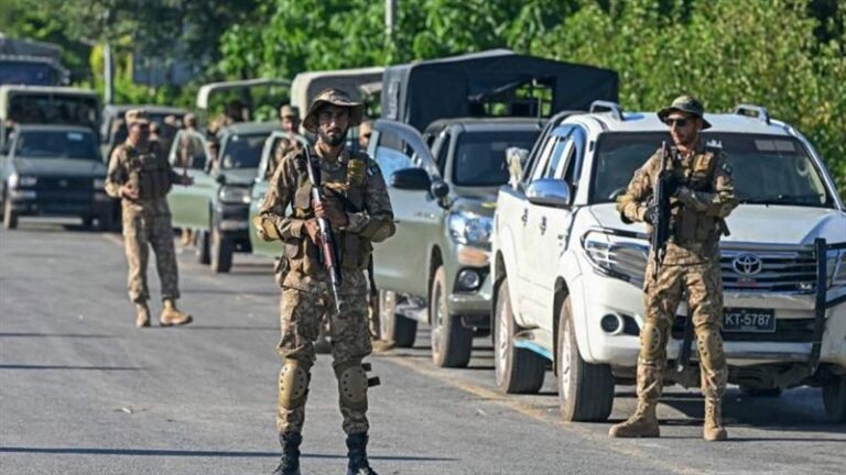 مقتل 12 جندياً باكستانياً في هجوم لطالبان