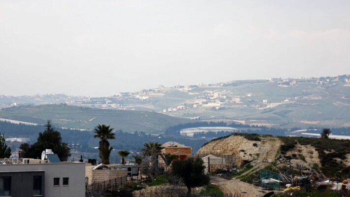 قنبلة صوتية بالقرب من مواطنين في مارون الراس