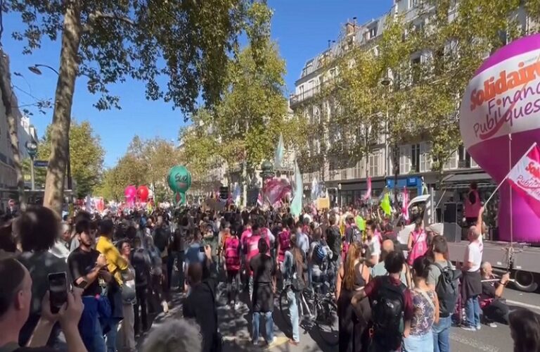 فرنسا تنتفض.. أكثر من مليون في الشوارع ضد التقشف