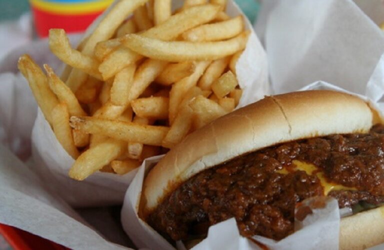 مكوّن شائع في طعامك اليومي قد يضر قلبك