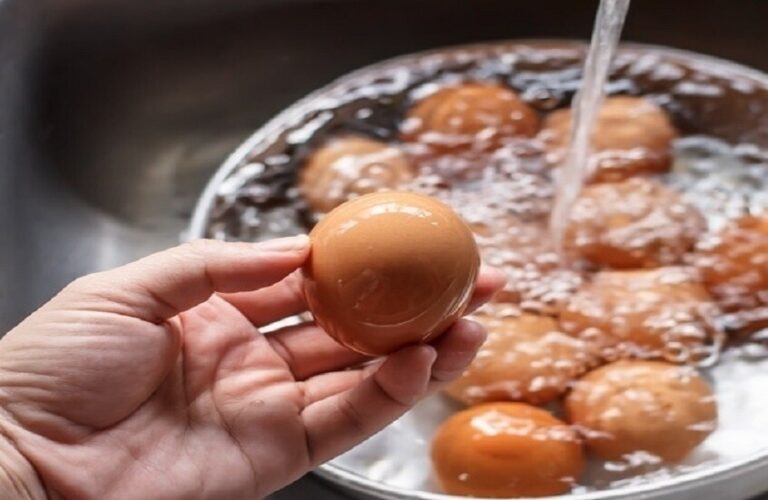 هل يجب غسل البيض قبل إستخدامه؟