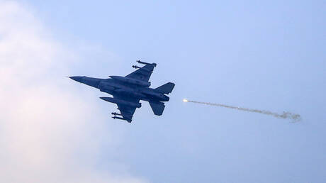 أكثر من 100 عميل أجنبي داخل إيران!