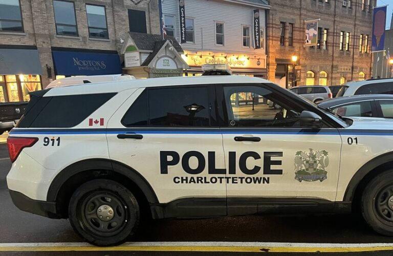 لص يشتكي على شخص منعه من سرقة سيارته!