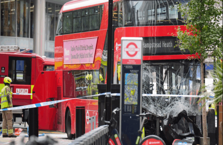 اصطدام حافلة بالمشاة في لندن