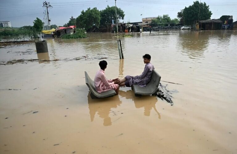 فيضانات باكستان تجبر الآلاف على النزوح (فيديو)