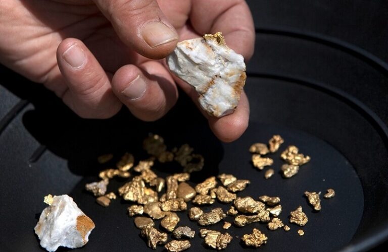 كازاخستان تعتقل 19 شخصاً لاستخراج الذهب بشكل غير قانوني