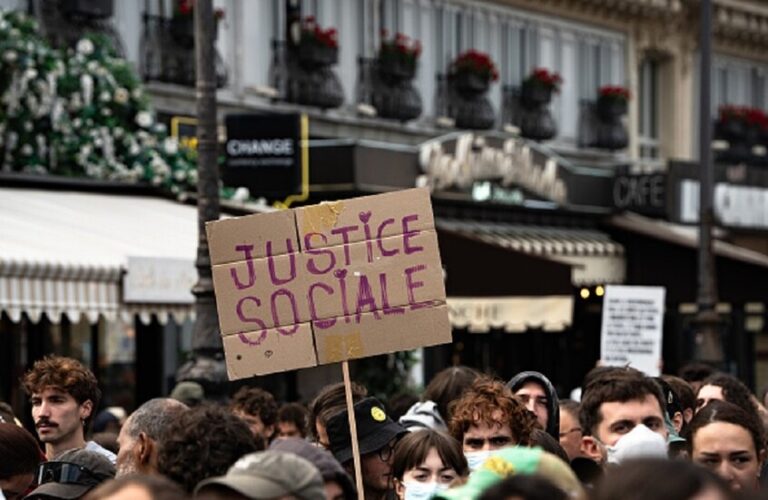 مليون عامل إلى الشارع في فرنسا