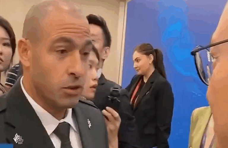 مواجهة حادة بين أكاديمي صيني وضابط “إسرائيلي”! (فيديو)