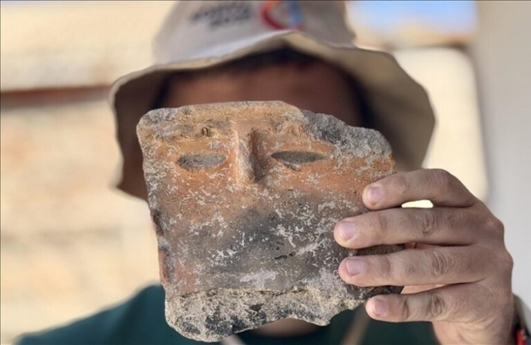 وجه بشري على قطعة أثرية؟