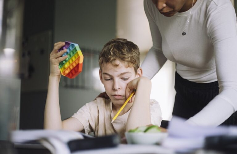 خبراء يحسمون الجدل.. “Tylenol” لا يسبب التوحّد