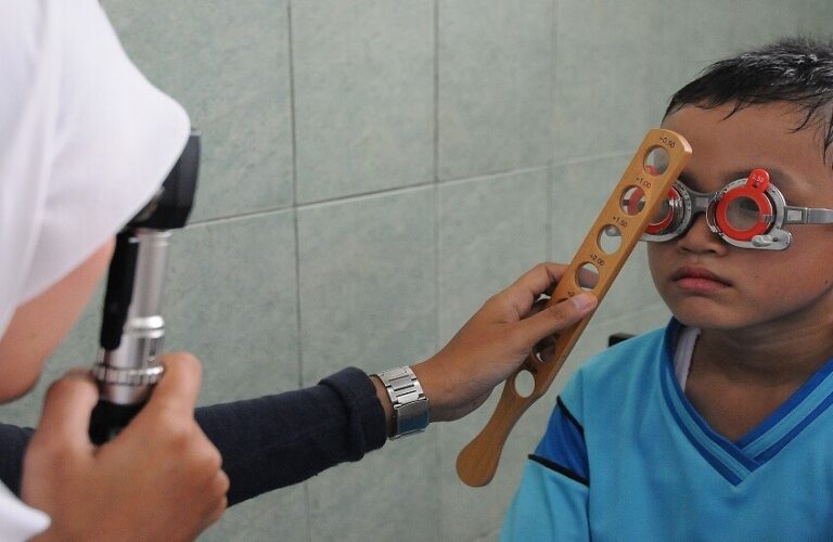 تلوث الهواء يضعف البصر لدى الأطفال