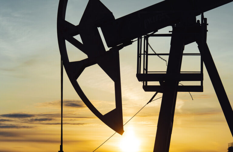 النفط يتراجع عن أعلى مستوى في 7 أسابيع