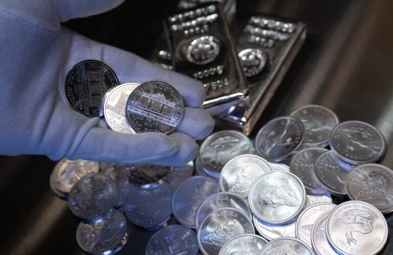 الفضة تتجاوز 45 دولاراً للأونصة لأول مرة منذ 2011