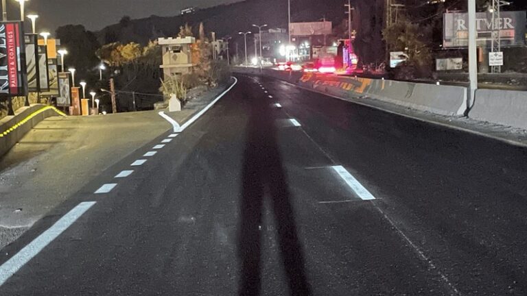 بدء أعمال تخطيط الطرق بين المدفون ونهر إبراهيم ليلاً