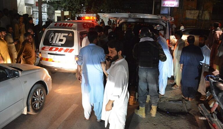 مقتل 24 شخصًا بانفجار مخزن قنابل في باكستان