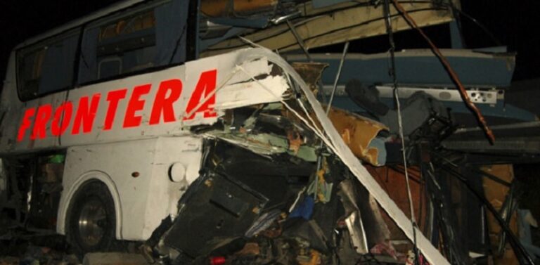 قتلى وجرحى باصطدام قطار بحافلة في المكسيك