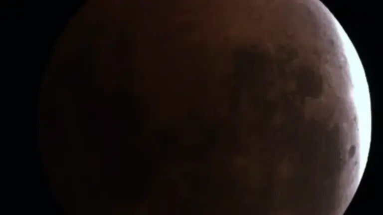 انتهاء الخسوف الكلي للقمر