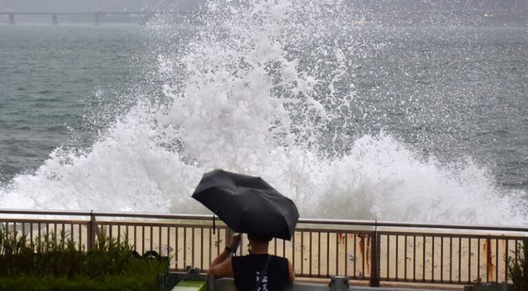 14 قتيلاً بإعصار تايوان (فيديو)