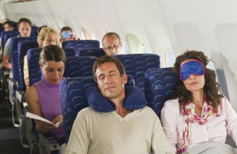 وضعية الجلوس والنوم في الطائرة تؤثر على الصحة