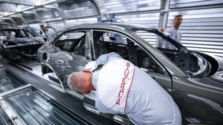 بورش تعيد حساباتها.. تأجيل كهربائي وخسائر بمليارات الدولارات