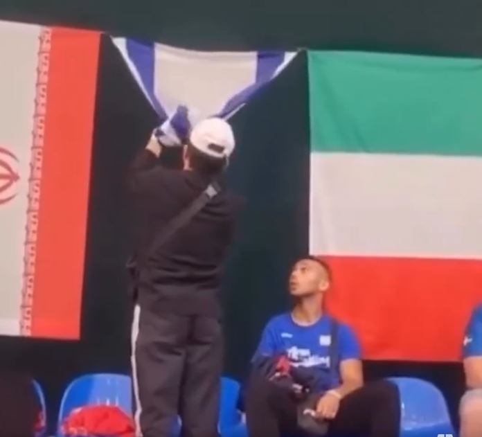 مدرب منتخب تركيا يعقد علم دولة الاحتلال (فيديو)