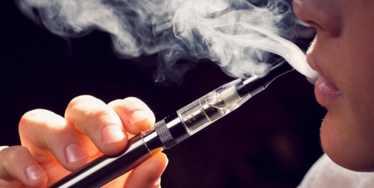 تأثير السجائر الإلكترونية على الأسنان وصحة الفم