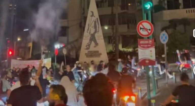 بالفيديو – احتجاجات غاضبة أمام منزل النائب مروان حمادة