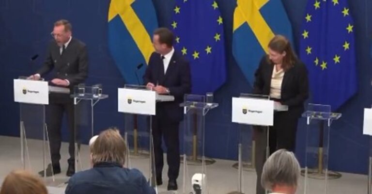 بالفيديو – انهيار وزيرة الصحة السويدية على الهواء!