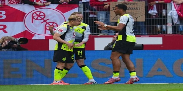 دورتموند يهزم ماينز بثنائية ويواصل ضغطه على بايرن ميونخ