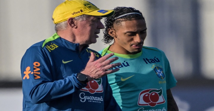 بوادر أزمة بين برشلونة والبرازيل بسبب أنشيلوتي ورافينيا