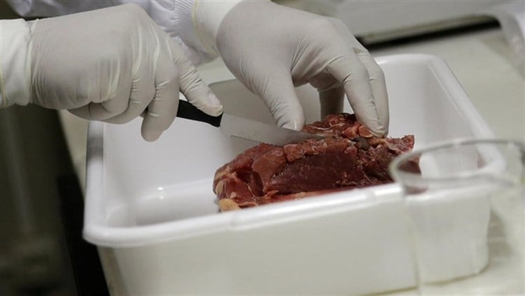 فضيحة غذائية: ضبط مصنع يحوّل بقايا دجاج إلى “لحم” جاهز!