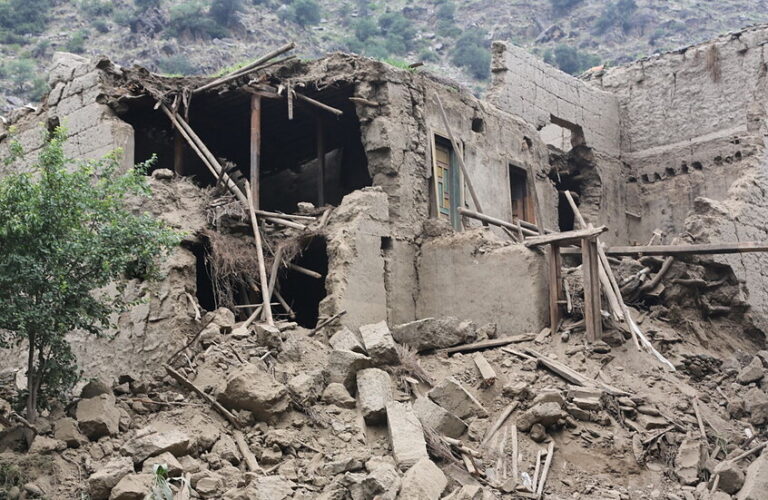 زلزال أفغانستان يدمّر آلاف المنازل ويؤثر على نصف مليون شخص