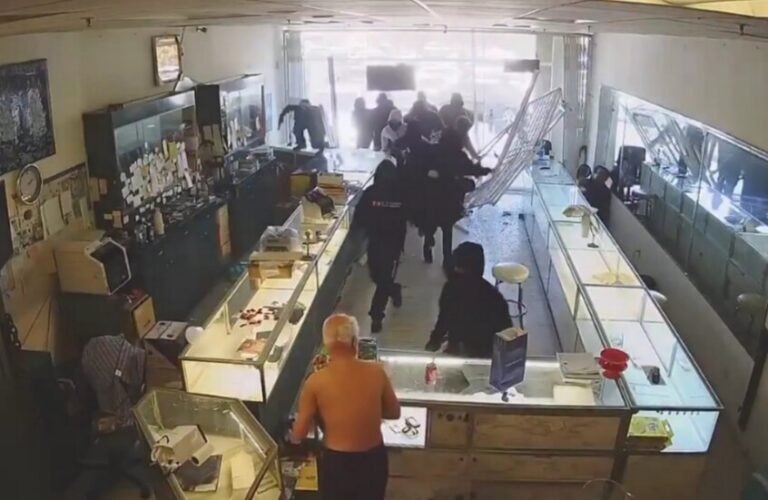 سطو مسلح في وضح النهار بالولايات المتحدة الأميركية (فيديو)