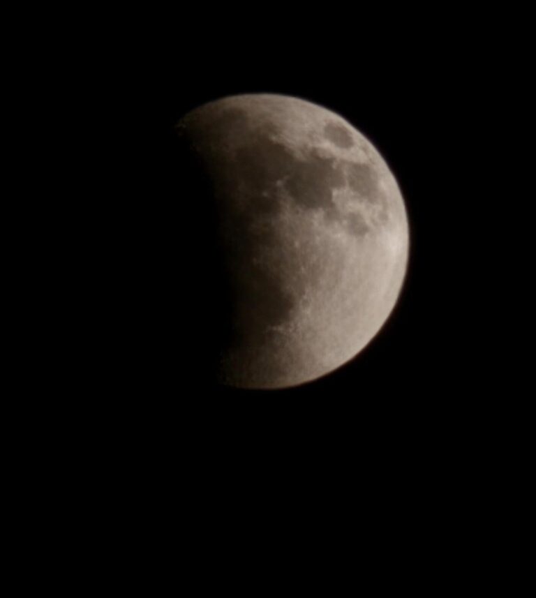 بدء مرحلة “شبه الظل” لخسوف القمر