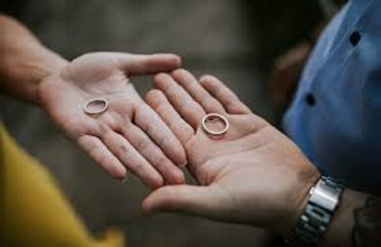 من العزوبية إلى العيش مع الشريك.. زيادة ملموسة في رضا الحياة