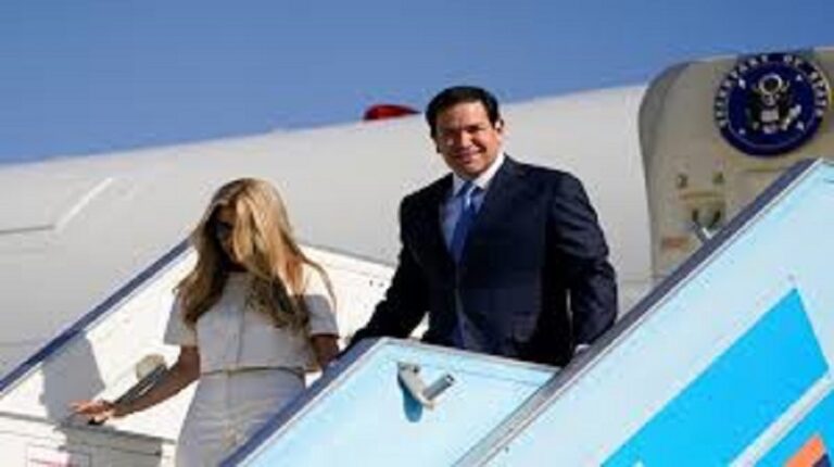 بالفيديو ـ تعثّر زوجة وزير خارجية أميركا في قطر!