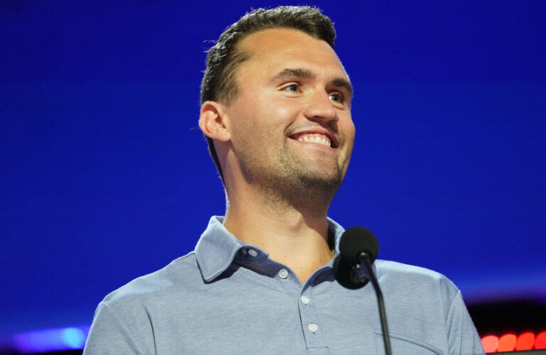 المشتبه به في قتل كيرك يمثل أمام محكمة أميركية