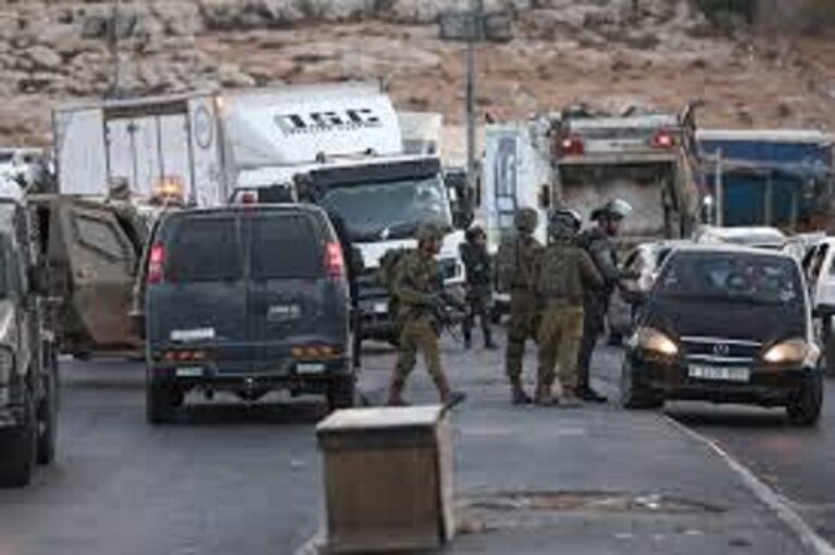 قوات الاحتلال تحاصر منزلاً في قطنا شمال القدس