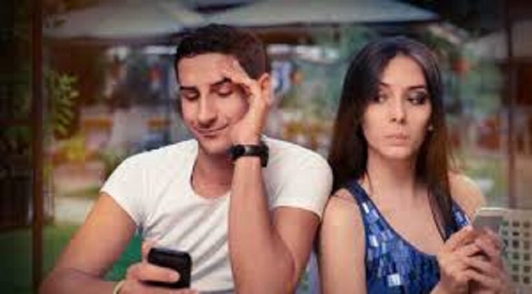 مراقبة الآخرين فُضول أم غريزة ضاربة في جذور البقاء؟