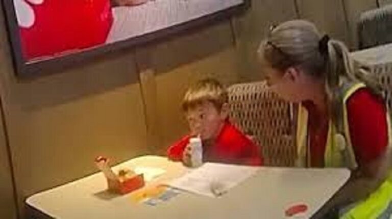 تسلل ليلاً إلى مطعم! (فيديو)