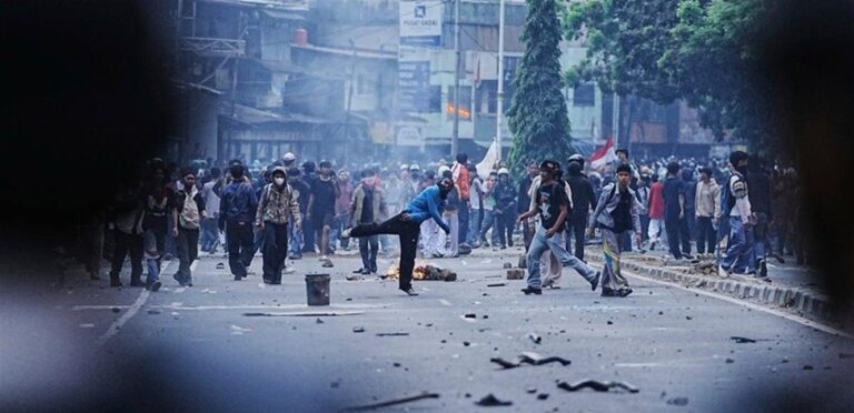 زيادة رواتب النواب تفجّر احتجاجات في أكبر دولة إسلامية!