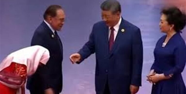 زوجة رئيس وزراء ماليزيا ترفض مصافحة الرئيس الصيني! (فيديو)